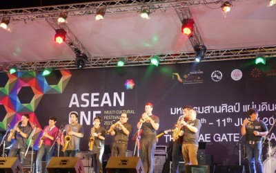 Lễ hội ASEAN ONE, Thái Lan, chơi kèn trumpet cùng với nghệ sĩ Trần Mạnh Tuấn và ban nhạc của Koh Mr. Saxman.